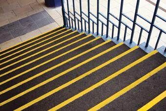 Coba Arbeitsplatzbodenbelag COBAgrip Treppenprofil 5 mm schwarz gelb 1,0 meter Produktbild Coba Arbeitsplatzbodenbelag COBAgrip Treppenprofil 5 mm schwarz gelb 1,0 meter bild 2