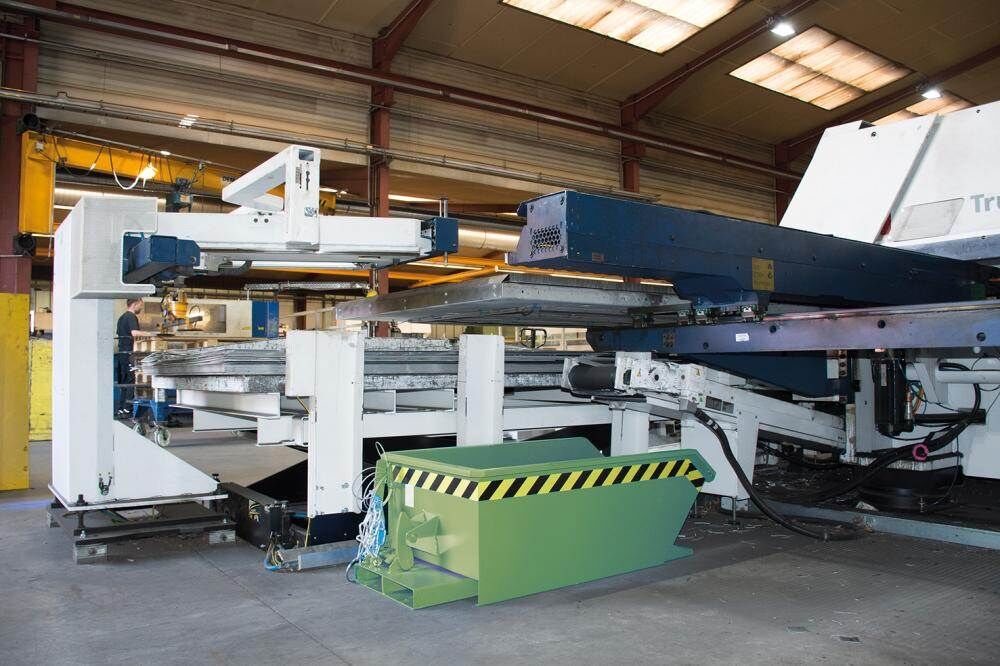 Bauer Kippbehäter MGU 230 lackiert grün RAL 6011 Produktbild Bauer Kippbehäter MGU 230 lackiert grün RAL 6011